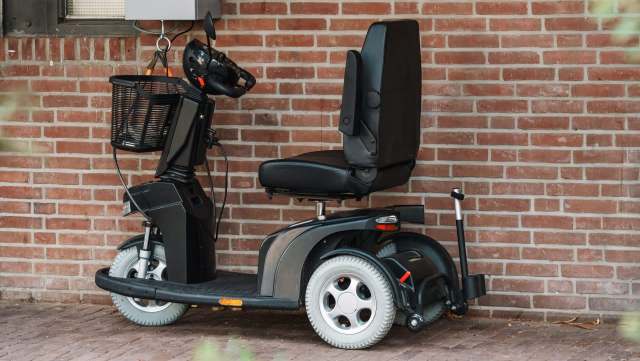 Wisconsin wheelchair user wants roof solar, then learns a 400-watt setup may cover daily charging