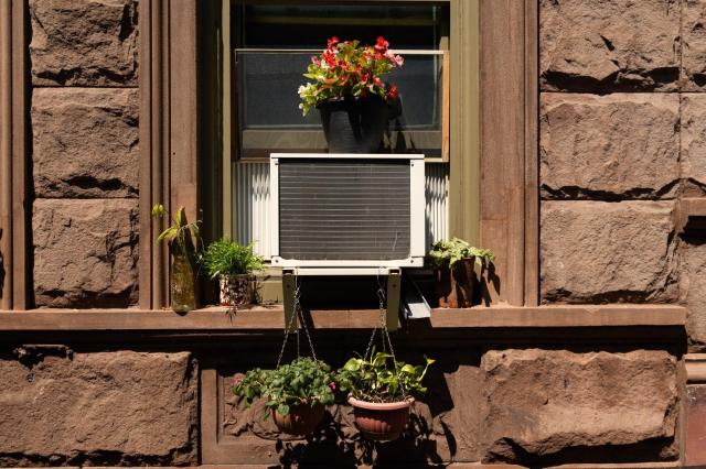 New York family earned $150 running window AC through a heat dome on plug-in batteries